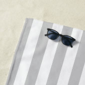 Grijze Cabana Streep Custom Monogram Strandlaken (In situ)