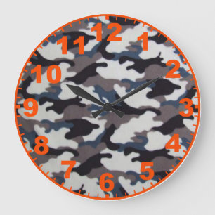 Grijze camouflage klok met cijfers
