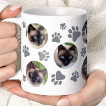 Grijze Cat Pawprint 8 Fotocollage Koffiemok<br><div class="desc">Laat je favoriete katachtige vriend zien met deze gepersonaliseerde Grey cat paw 8-foto collage mok. Deze charmante mok heeft een grijs kattenpootafdruk ontwerp en ruimte voor acht gekoesterde foto's. Perfect voor kattenliefhebbers, deze mok is een doordacht cadeau voor verjaardagen, feestdagen of gewoon omdat. Drink je ochtendkoffie of thee terwijl je...</div>