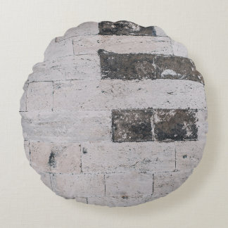 Grijze cementwand rond kussen