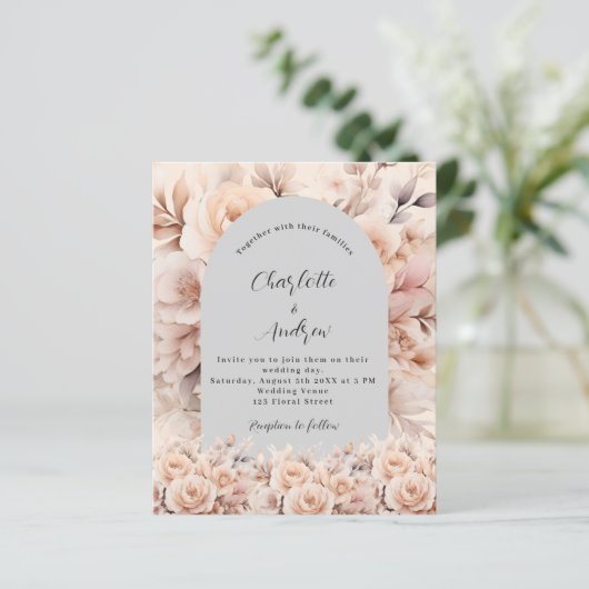 Grijze crème bloemenboog bruiloft uitnodiging (Staand voorkant)