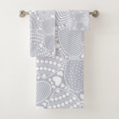 Grijze decoratieve hartenpatroon bad handdoek (Insitu)