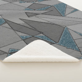 Grijze driehoeksnede met ruwe, donkerblauwe stukke sherpa deken