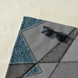 Grijze driehoeksnede met ruwe, donkerblauwe stukke strandlaken