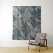 Grijze driehoeksnede met ruwe, donkerblauwe stukke wandkleed (In situ)