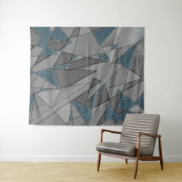 Grijze driehoeksnede met ruwe, donkerblauwe stukke wandkleed