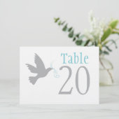 Grijze duif met aqua blauwe huwelijks tafelnummers (Staand voorkant)