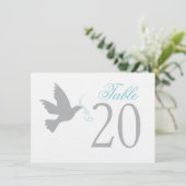 Grijze duif met blauwe tafelnummers voor het huwel (Staand voorkant)