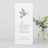 Grijze duif met het menu van het blauwe trouwdiner (Staand voorkant)