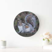 Grijze eekhoorn op grote grote klok (Huis)