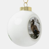 Grijze eend op donker het meer keramische bal ornament (Links)