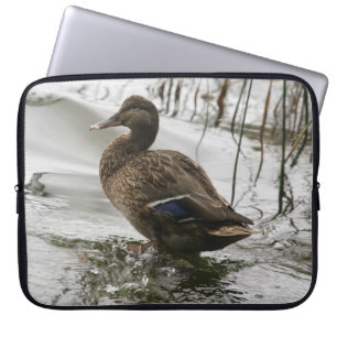 Grijze eend op donker het meer laptop sleeve