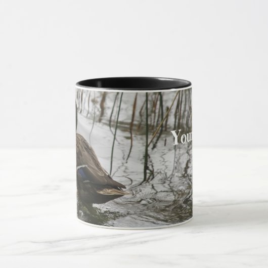 Grijze eend op donker het meer mok (Midden)