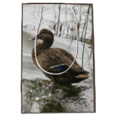 Grijze eend op donker meer medium cadeauzakje (Voorkant)