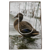 Grijze eend op donker meer medium cadeauzakje (Achterkant)
