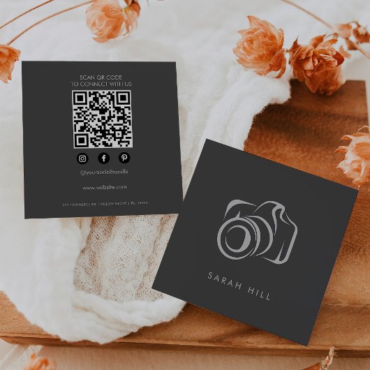 Grijze Elegante Minimalistische Fotocamera QR Code Vierkante Visitekaartje