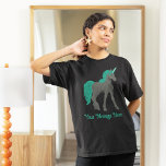 Grijze en Blauwgroen Unicorn Aangepast T-shirt<br><div class="desc">Biedt een eenhoornafbeelding in een realistische stijl. De eenhoorn is een donkere houtskool grijs met een blauwgroen groene mane en staart. Er is een vlek om uw eigen bericht in groen schrijven toe te voegen.</div>