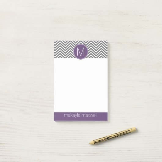 Grijze en Eggplant Chevrons met aangepast monogram Post-it® Notes (Op bureau)