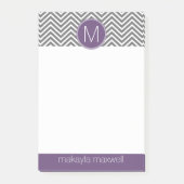 Grijze en Eggplant Chevrons met aangepast monogram Post-it® Notes (Voorkant)