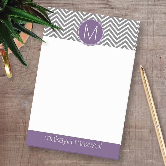 Grijze en Eggplant Chevrons met aangepast monogram Post-it® Notes