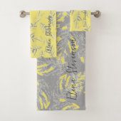 Grijze en gele bladeren op een gestreepte achtergr bad handdoek (Insitu)