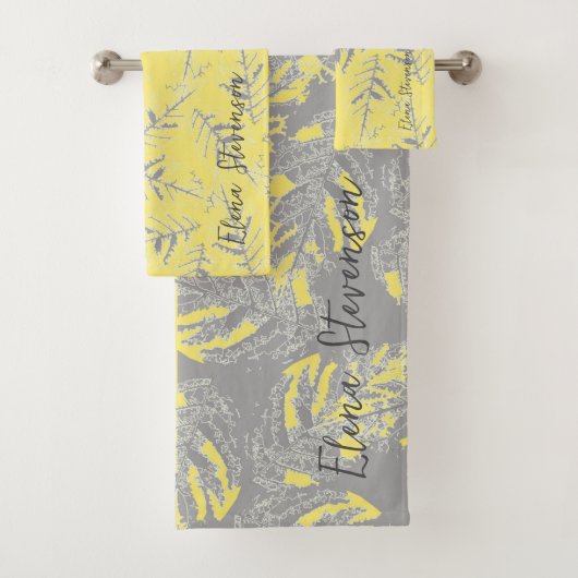 Grijze en gele bladeren op een gestreepte achtergr bad handdoek (Insitu)