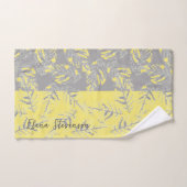 Grijze en gele bladeren op een gestreepte achtergr bad handdoek (Handdoek)