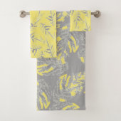Grijze en gele bladeren op een gestreepte achtergr bad handdoek (Insitu)