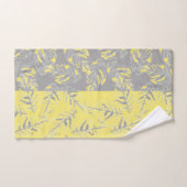 Grijze en gele bladeren op een gestreepte achtergr bad handdoek (Handdoek)