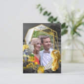 Grijze en gele tulpen met zonsondergang aankondigingskaart (Staand voorkant)