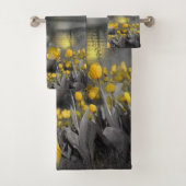 Grijze en gele tulpen met zonsondergang bad handdoek (Insitu)