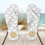 Grijze en goudAztec-monogram Teenslippers<br><div class="desc">Aangepast afgedrukte flip flop sandalen met een geometrisch Aztec-patroon en uw aangepaste monogram of andere tekst in een cirkelvormige lijst. Klik aanpassen het om tekstdoopvonten en kleuren te veranderen of uw eigen afbeeldingen toe te voegen om unieke één van een soortontwerp te creëer!</div>