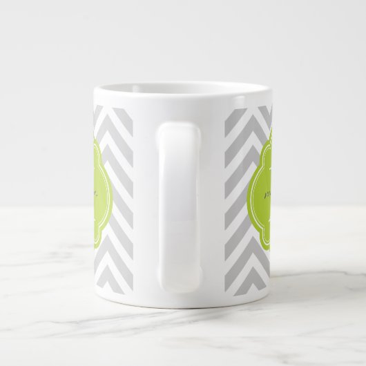 Grijze en groene Chevron Custom Monogram Grote Koffiekop (Achterkant)