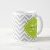 Grijze en groene Chevron Custom Monogram Grote Koffiekop (Voorkant rechts)