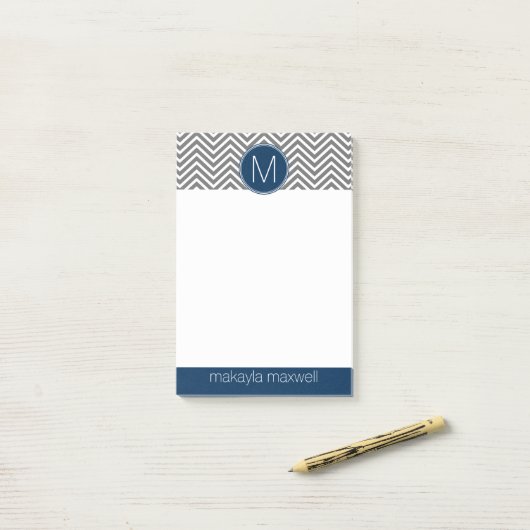 Grijze en marineblauwe Chevrons met enkel monogram Post-it® Notes (Op bureau)
