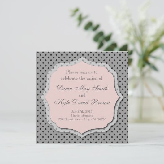 Grijze en perzikkleurige huwelijksuitnodiging kaart (Staand voorkant)