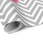 Grijze en roze Chevrons met aangepast monogram Cadeaupapier (Rol Hoek)