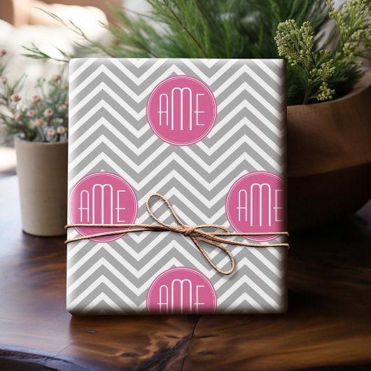 Grijze en roze Chevrons met aangepast monogram Cadeaupapier