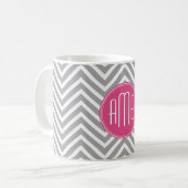 Grijze en roze Chevrons met aangepast monogram Koffiemok (Voorkant links)