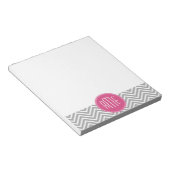 Grijze en roze Chevrons met aangepast monogram Notitieblok (Schuin)
