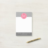 Grijze en roze Chevrons met aangepast monogram Post-it® Notes (Op bureau)