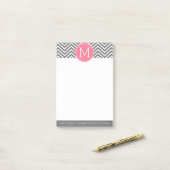 Grijze en roze Chevrons met aangepast monogram Post-it® Notes (Op bureau)