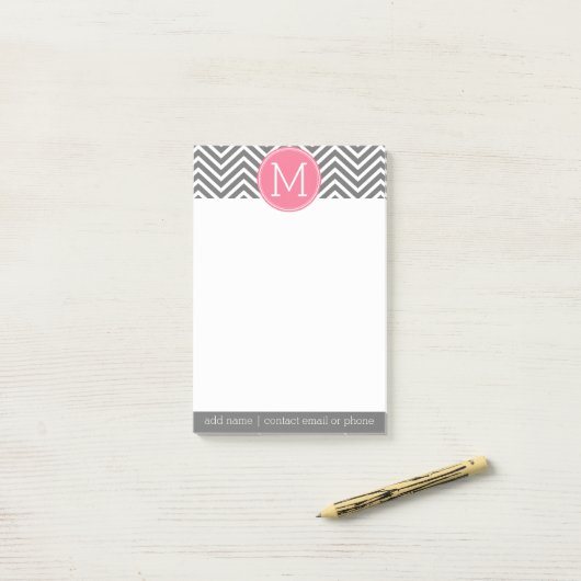 Grijze en roze Chevrons met aangepast monogram Post-it® Notes (Op bureau)