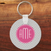 Grijze en roze Chevrons met aangepast monogram Sleutelhanger (Voorkant)