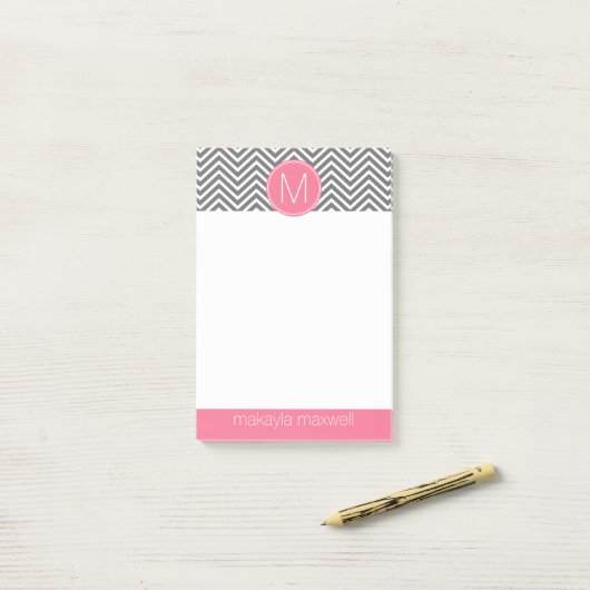 Grijze en roze Chevrons met één monogram Post-it® Notes (Op bureau)