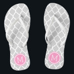 Grijze en roze Marokkaanse Quatrefoil-monogram Teenslippers<br><div class="desc">Op maat gemaakte sandalen met een stijlvol Marokkaans quatrefoil-patroon en uw op maat gemaakte monogram of andere tekst in een cirkelvormig frame. Klik op 'Aanpassen' om lettertypen en kleuren te wijzigen of uw eigen afbeeldingen toe te voegen om een uniek ontwerp te maken!</div>