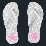Grijze en roze Marokkaanse Quatrefoil-monogram Teenslippers<br><div class="desc">Op maat gemaakte sandalen met een stijlvol Marokkaans quatrefoil-patroon en uw op maat gemaakte monogram of andere tekst in een cirkelvormig frame. Klik op 'Aanpassen' om lettertypen en kleuren te wijzigen of uw eigen afbeeldingen toe te voegen om een uniek ontwerp te maken!</div>