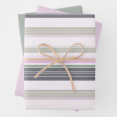 Grijze en roze verticale strepen. inpakpapier vel (In situ)