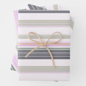 Grijze en roze verticale strepen. inpakpapier vel (In situ)