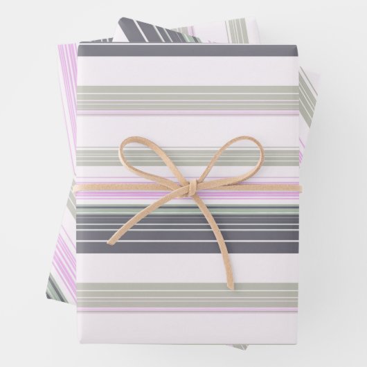 Grijze en roze verticale strepen. inpakpapier vel (In situ)